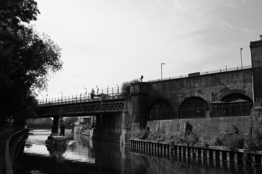 A small boat underway in a wide part of the canal in Bath